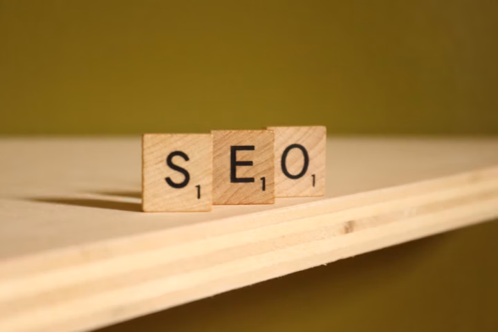 3 Holzblöcke mit S E O, was Seo bedeuten soll für Search-Engine-Optimization